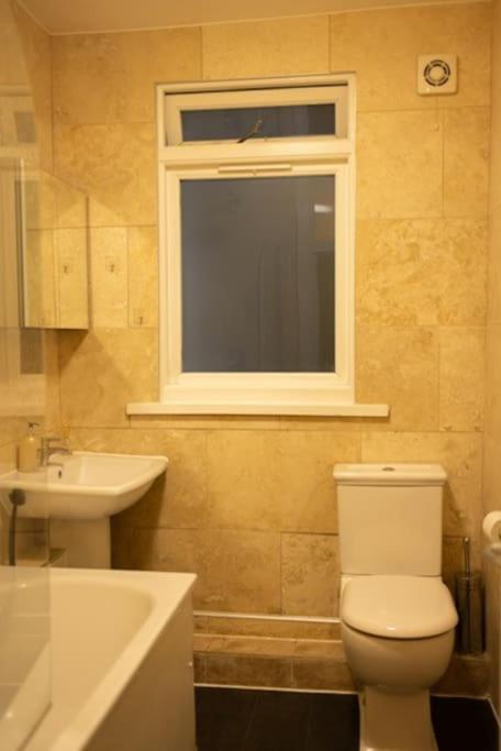 Manor Court Apartament *