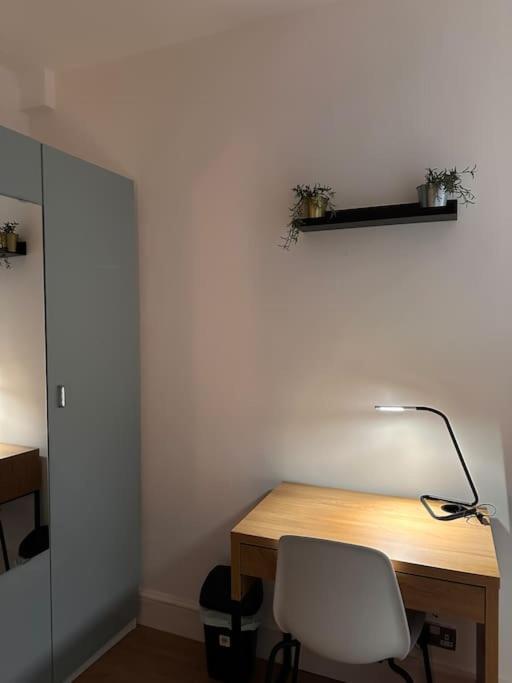 Manor Court Apartament *